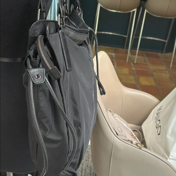 Burberry ❤️🤍🖤 Black Tote Bag (EUC) - Picture 4 of 12